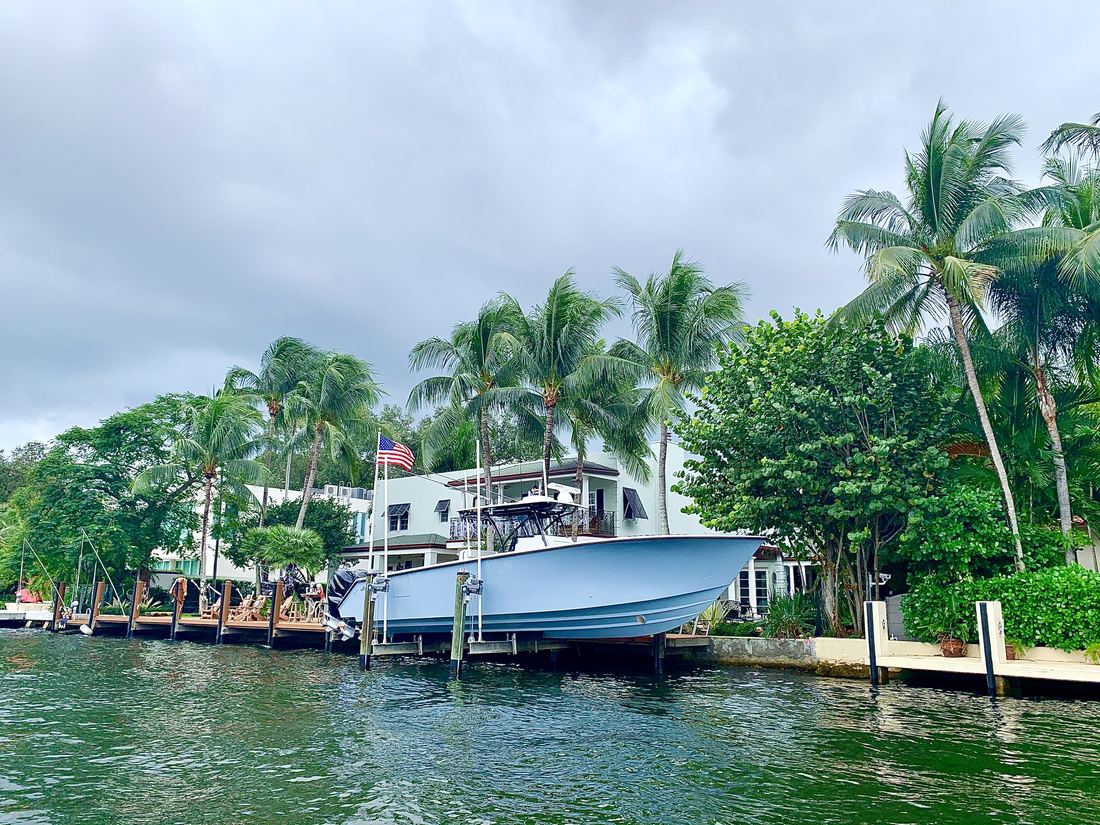 Yacht à quai sous les palmiers